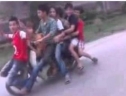 7 thanh niên lạng lách trên một chiếc xe máy Honda C50