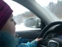 Bé gái 8 tuổi lái xe 100km/h