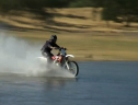 Xe máy đi trên nước