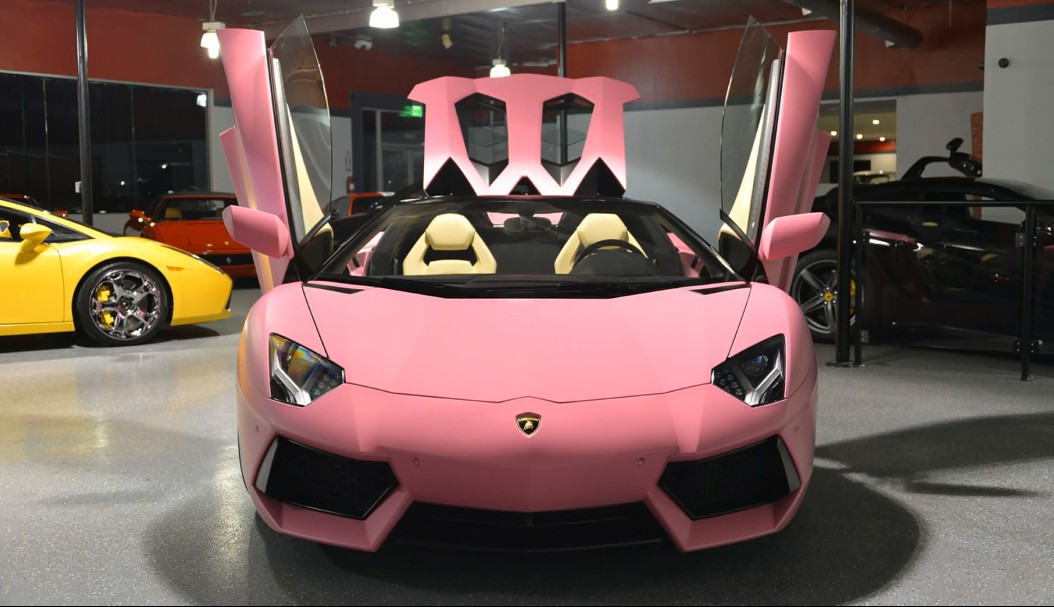 Cận cảnh quy trình tô hồng chiếc Lamborghini của Nicki Minaj 