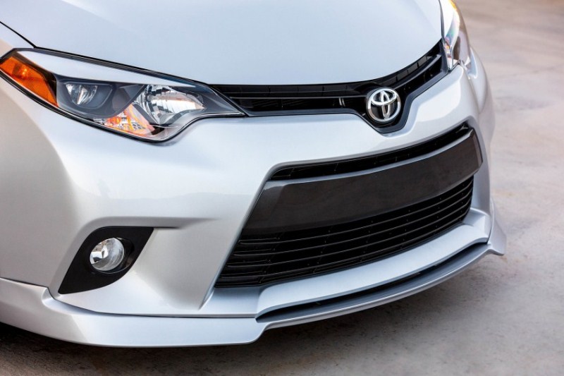 PerformanceDrive's 2015 Toyota Corolla hatch review video features the ZR Ascent Sport model.
