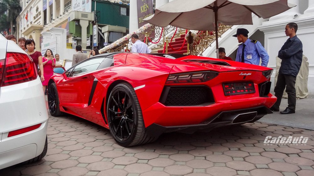 Lamborghini-Aventador=Roadster-khoe-dáng-trên-phố-Hà-Nội