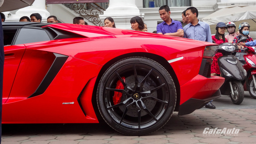 Lamborghini-Aventador=Roadster-khoe-dáng-trên-phố-Hà-Nội
