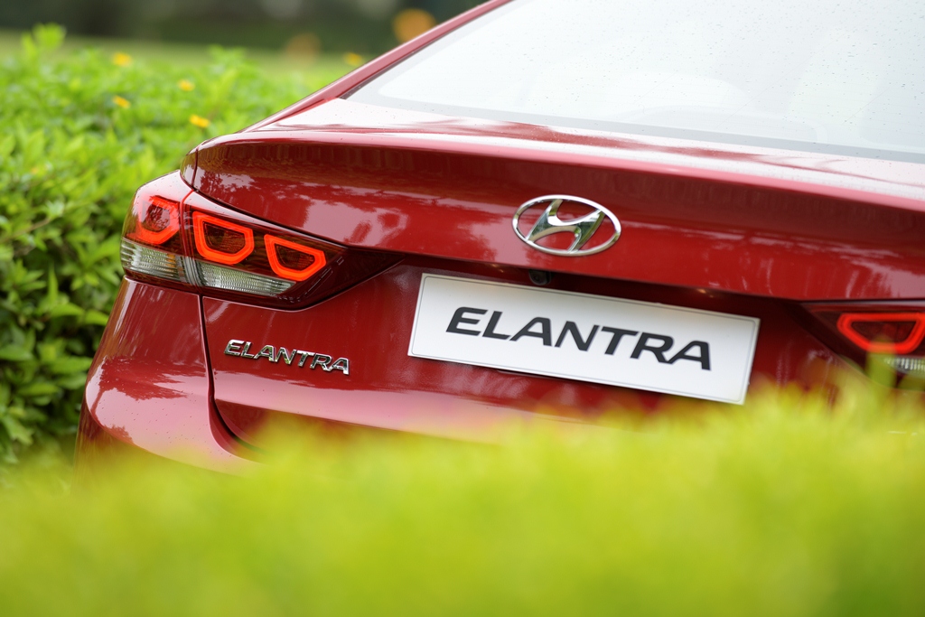 Giá-mềm- nhiều-trang-bị-Hyundai-Elantra-2016-liệu-có-làm-nên-chuyện?