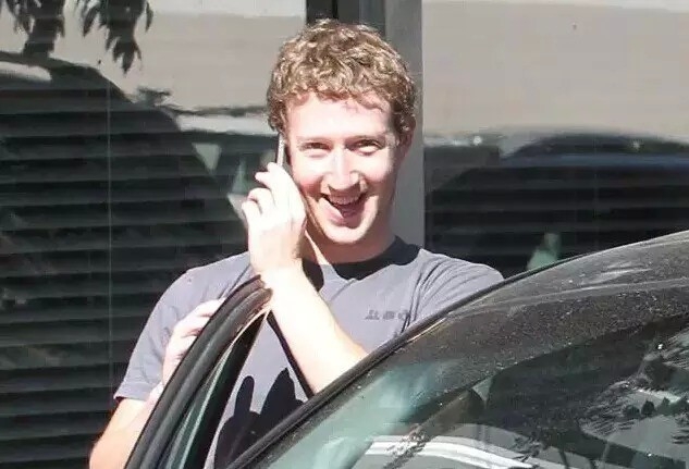 ceo-facebook-mark-zuckerberg-di-xe-binh-dan-song-cuoc-song-gian-di