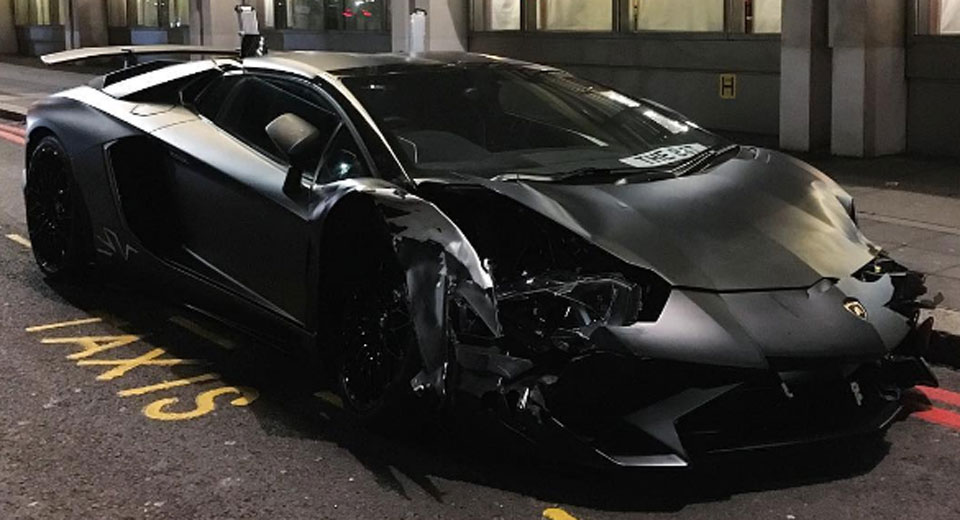 Đua xe trái phép Lamborghini Aventador SV Roadster bị hư hỏng nặng -  