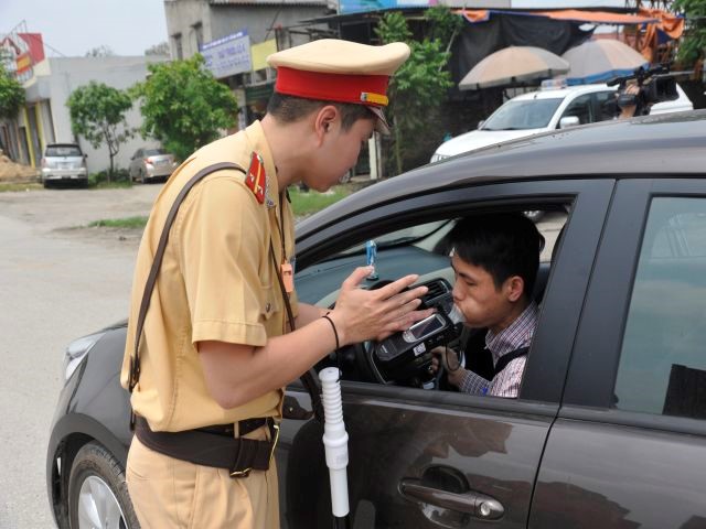 tu-1-12-2017-chi-bi-tuoc-gplx-doi-voi-loai-xe-da-dieu-khien-khi-vi-pham