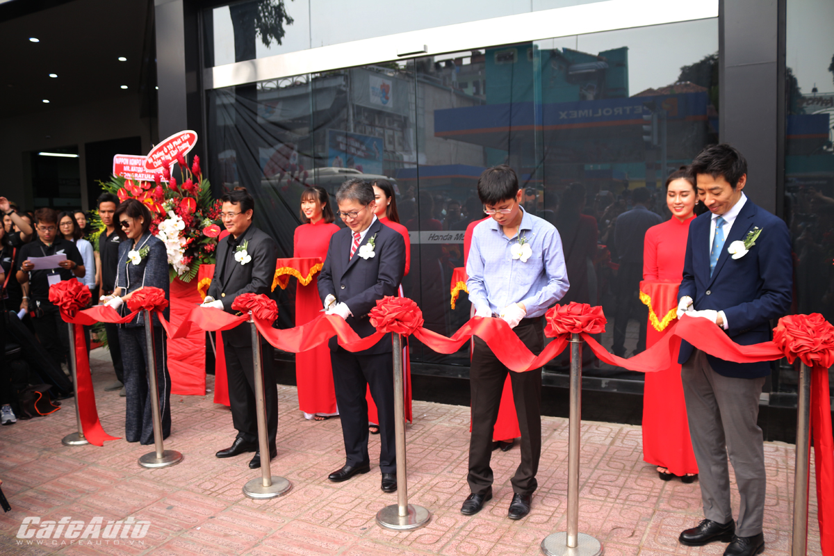 Khai trương cửa hàng Honda Moto Việt Nam đầu tiên với 9 mẫu xe nhập khẩu