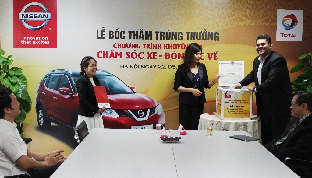 nissan-viet-nam-trao-giai-cho-khach-hang-trung-thuong-chuong-trinh-cham-soc-xe-don-loc-ve