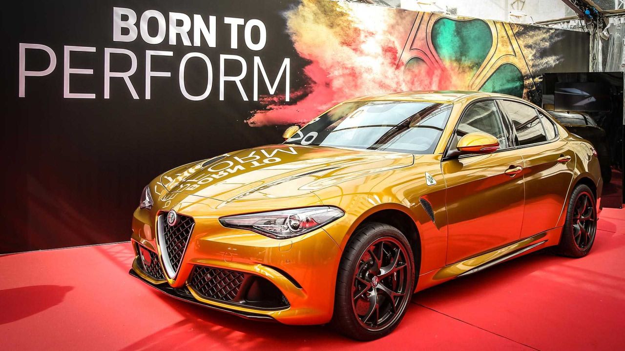 Cận cảnh chiếc xe Alfa Romeo Giulia Quadrifoglio “mạ vàng”