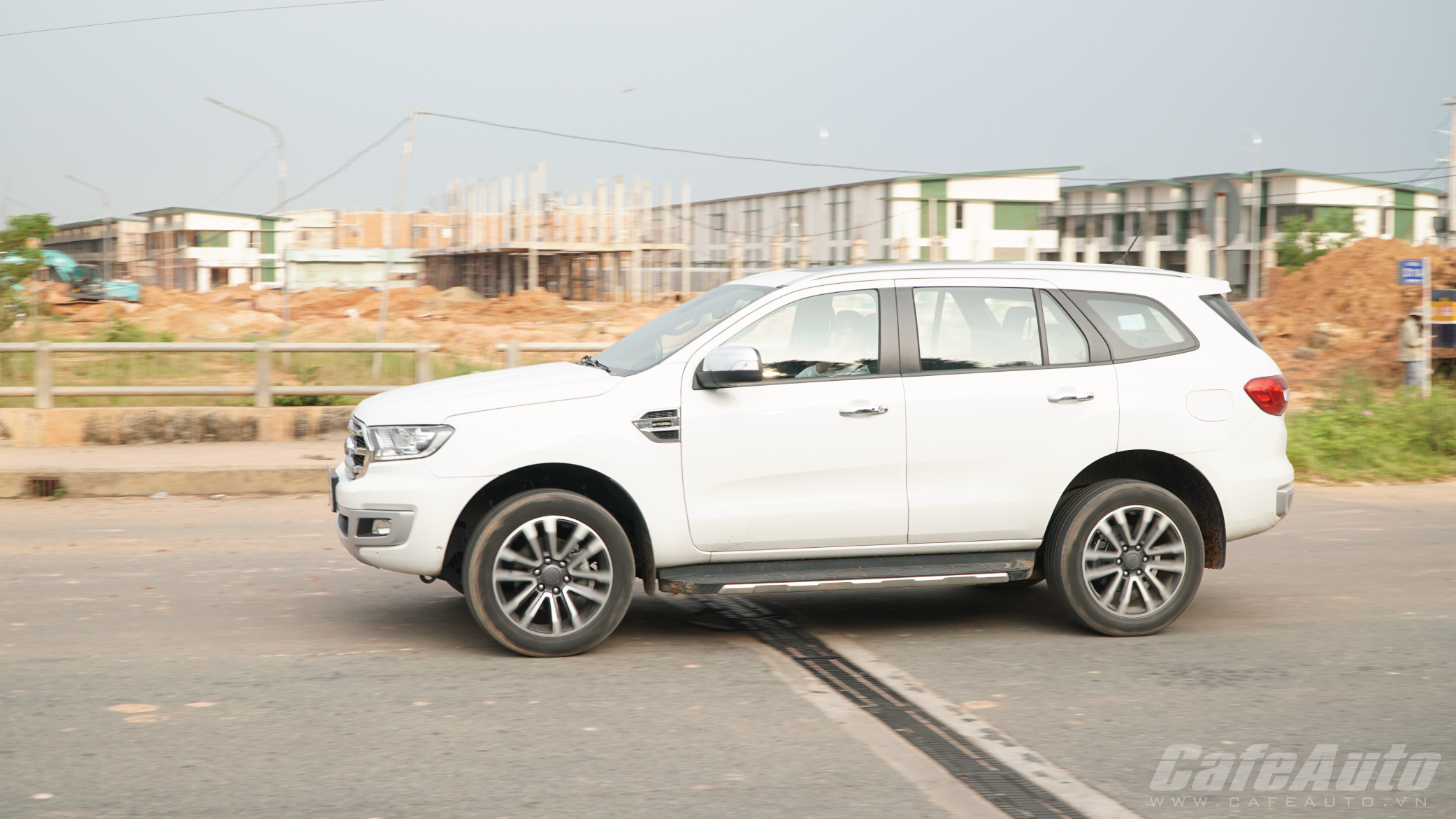 ford-everest-con-gi-de-che