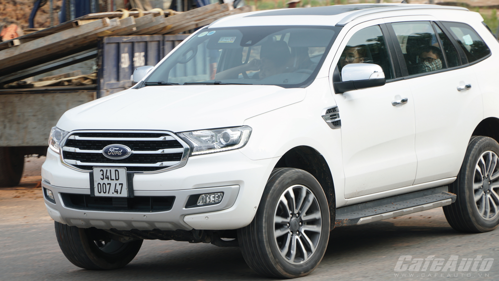 ford-everest-con-gi-de-che