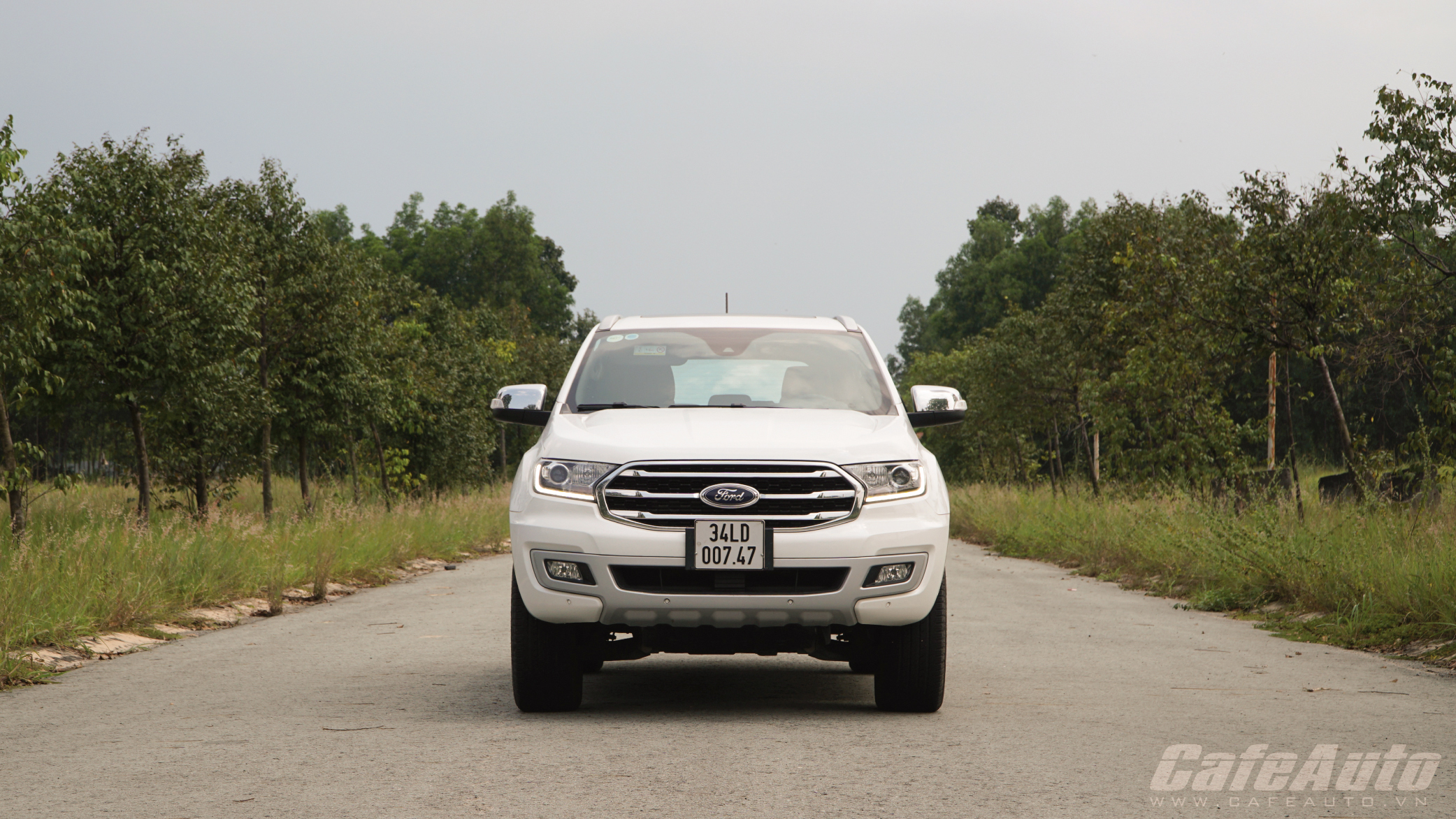 ford-everest-con-gi-de-che