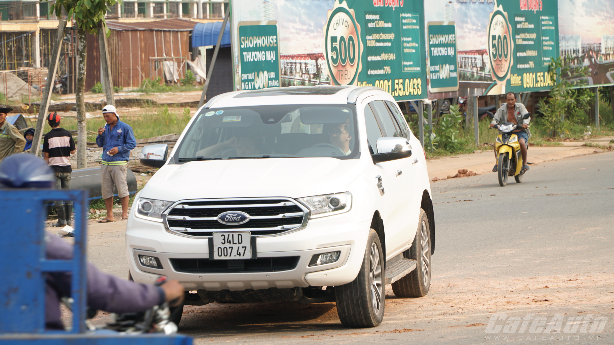 ford-everest-con-gi-de-che