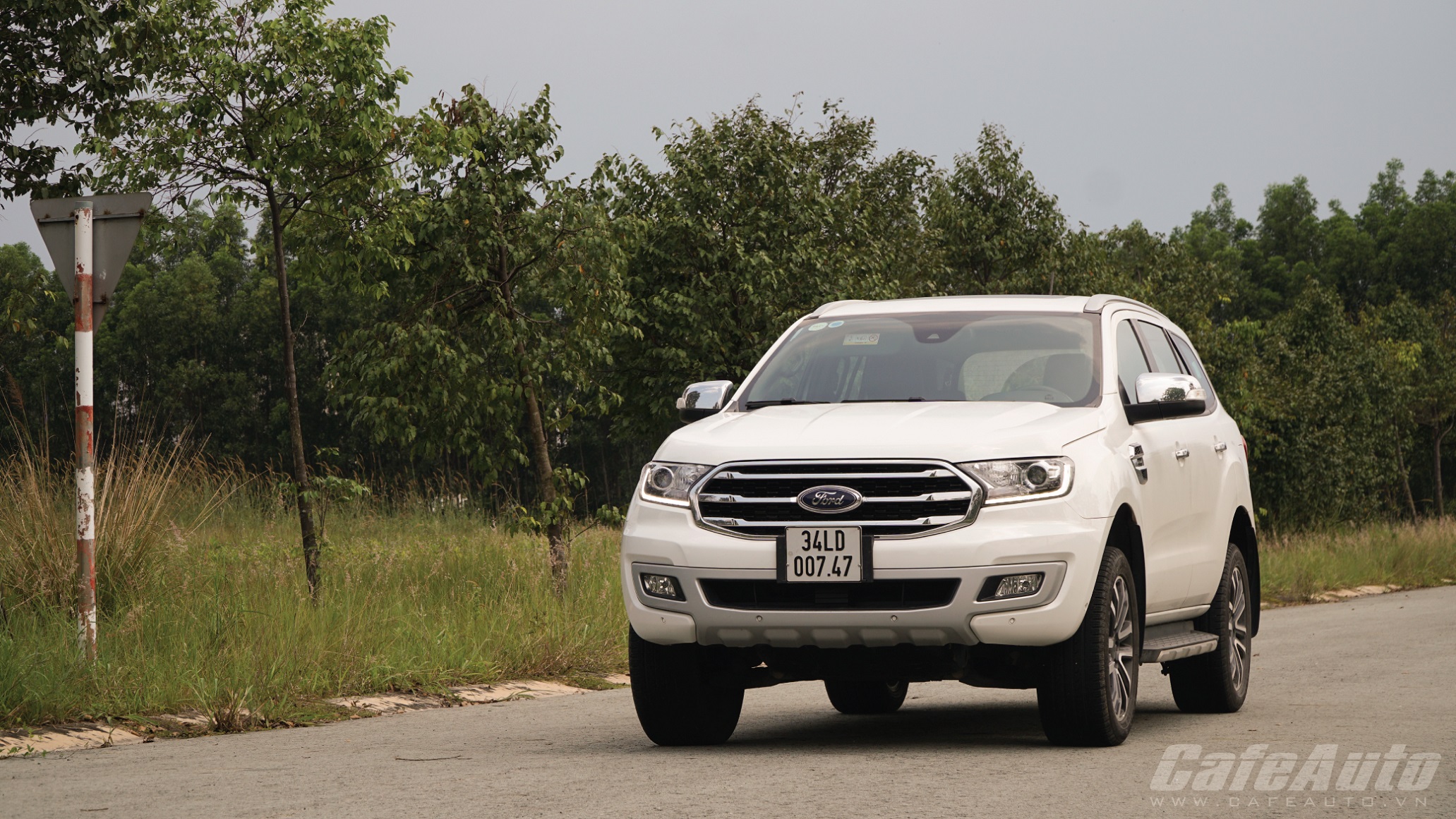 ford-everest-con-gi-de-che