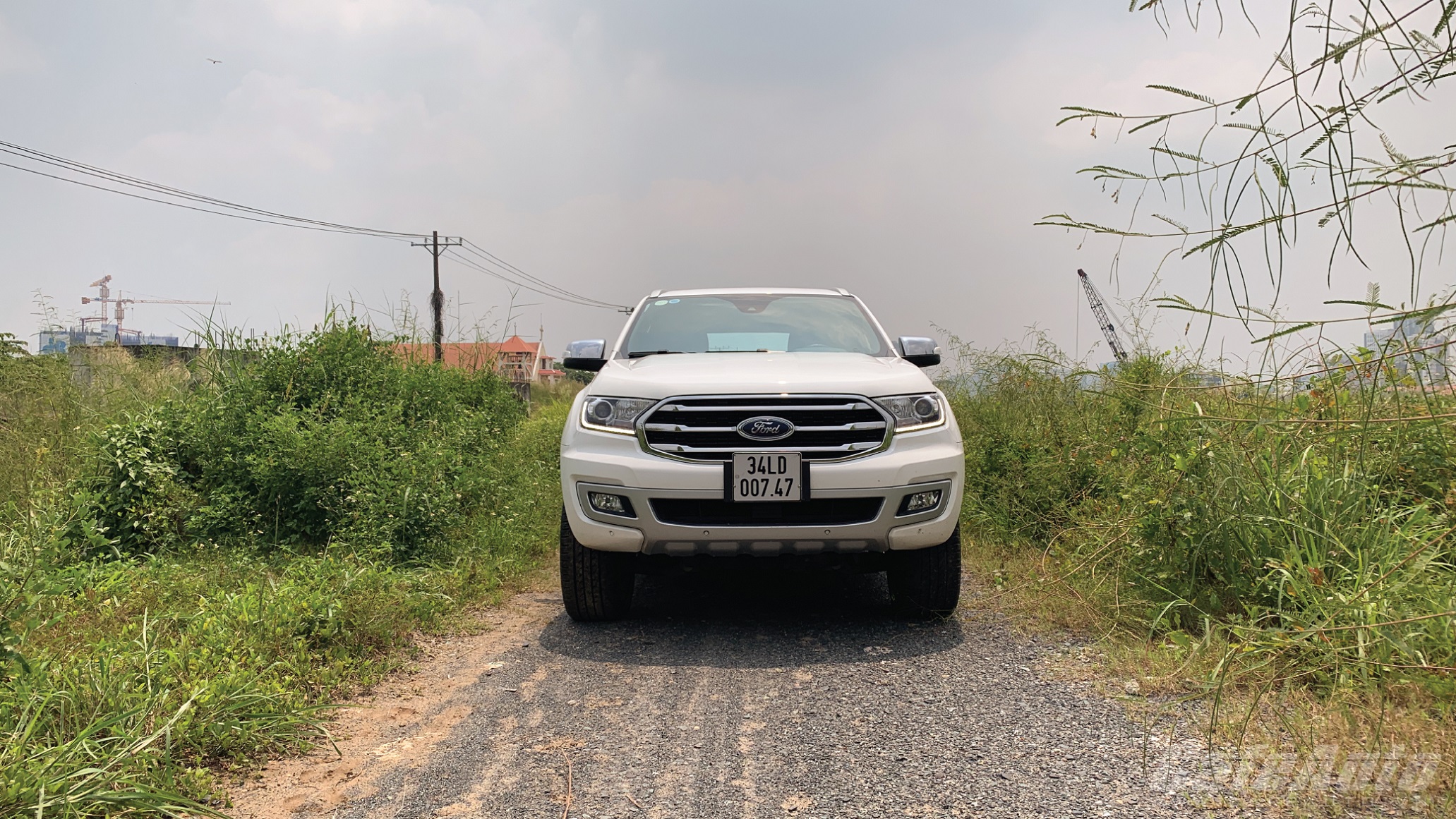 ford-everest-con-gi-de-che