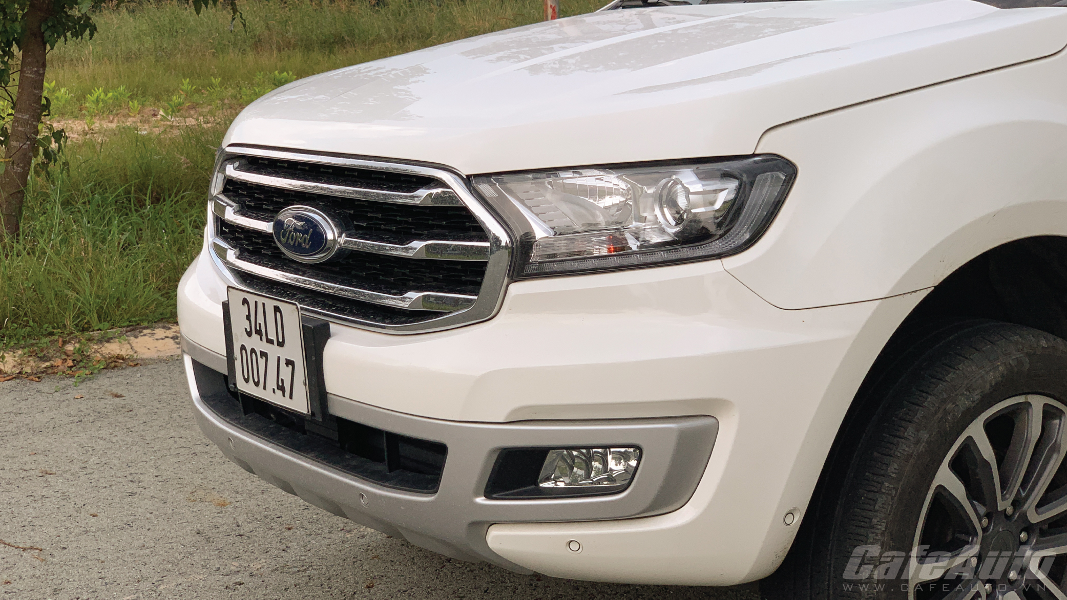 ford-everest-con-gi-de-che