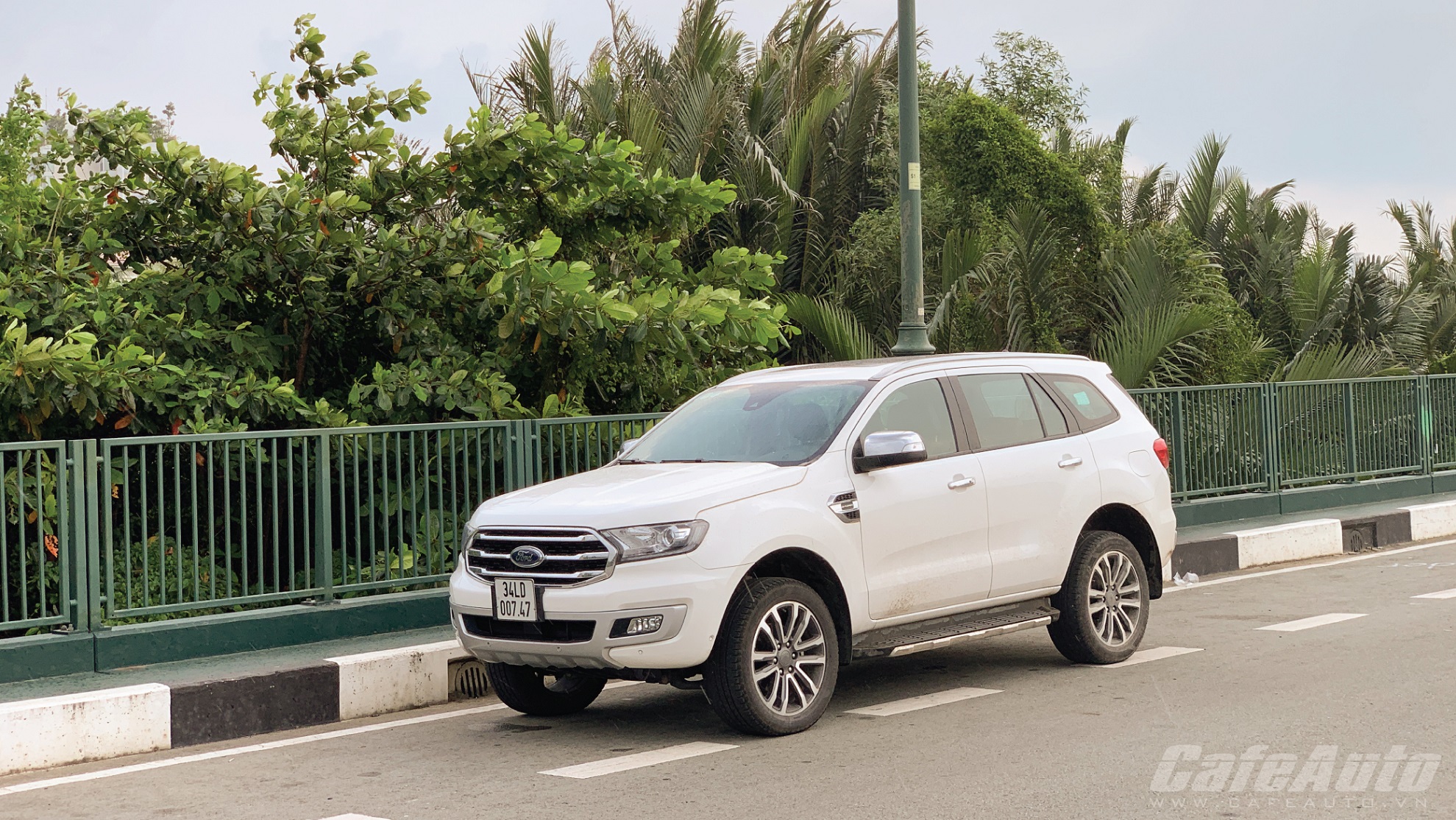 ford-everest-con-gi-de-che