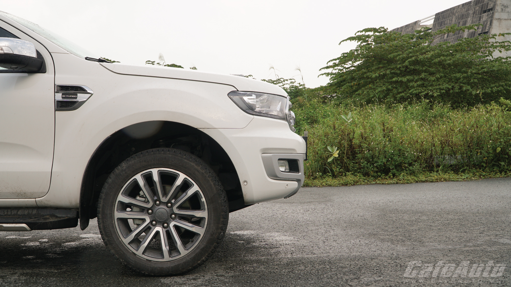 ford-everest-con-gi-de-che