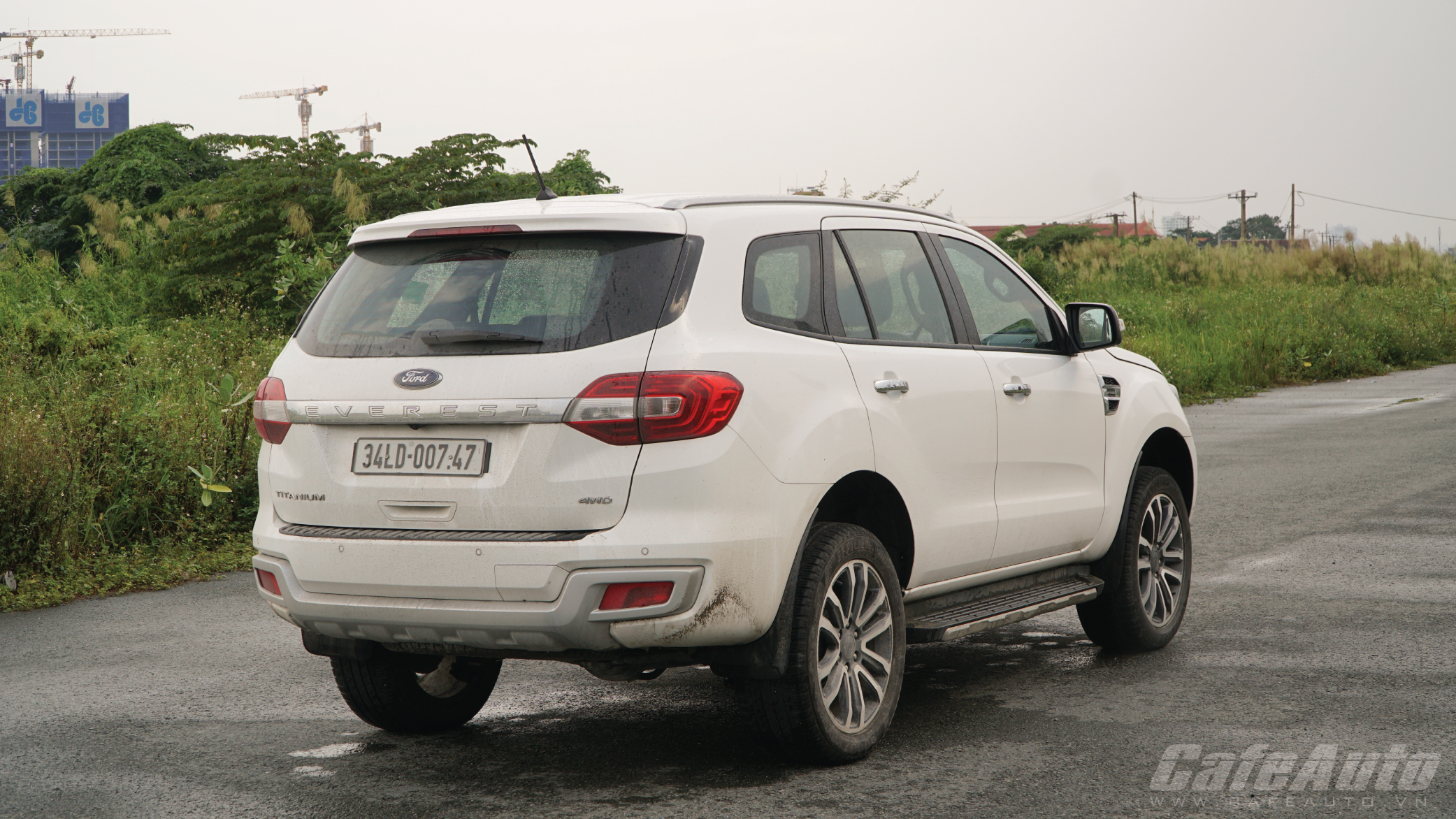 ford-everest-con-gi-de-che