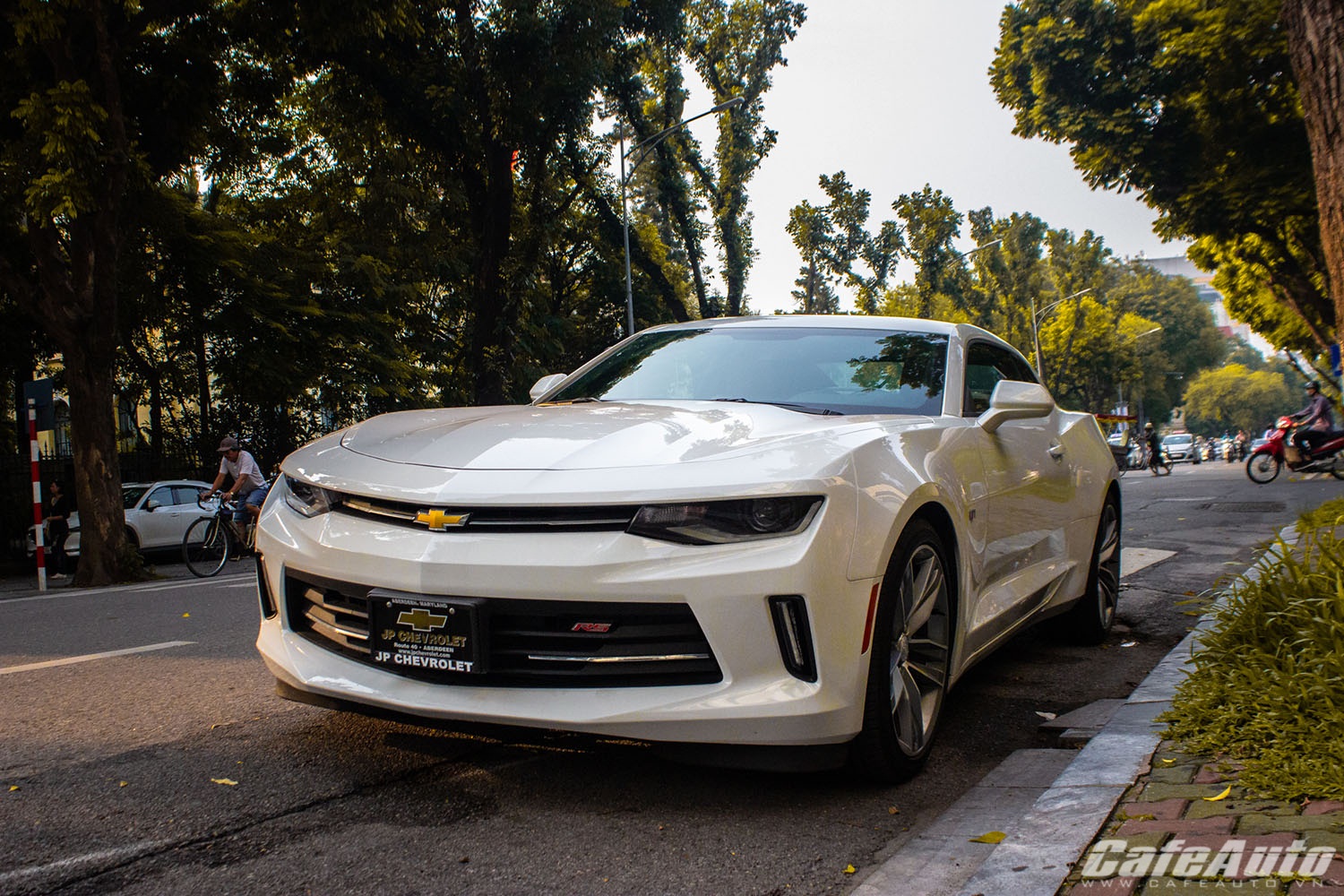 Cơ bắp” Mỹ Chevrolet Camaro bản RS cực hiếm chưa biển số dạo phố tại Thủ đô  