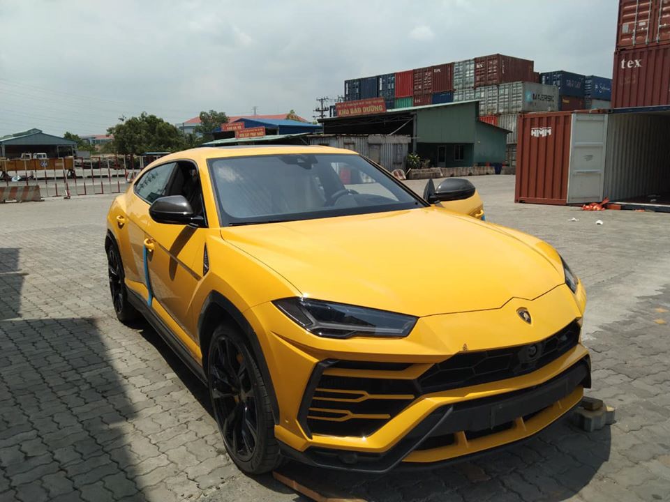 “Siêu bò” Lamborghini Urus màu vàng thứ 5 về Việt Nam, đặc biệt chỉ có 4 chỗ