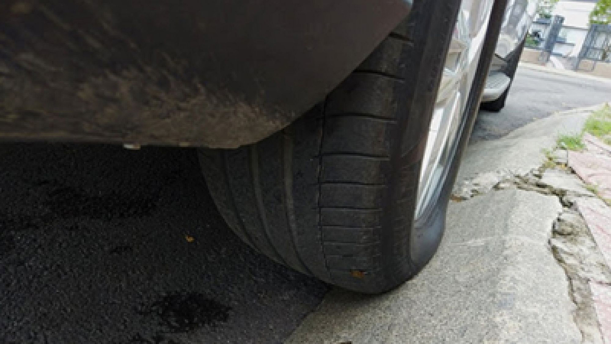 Những kiểu đỗ xe sai cách gây hại cho lốp, tài xế cần tránh