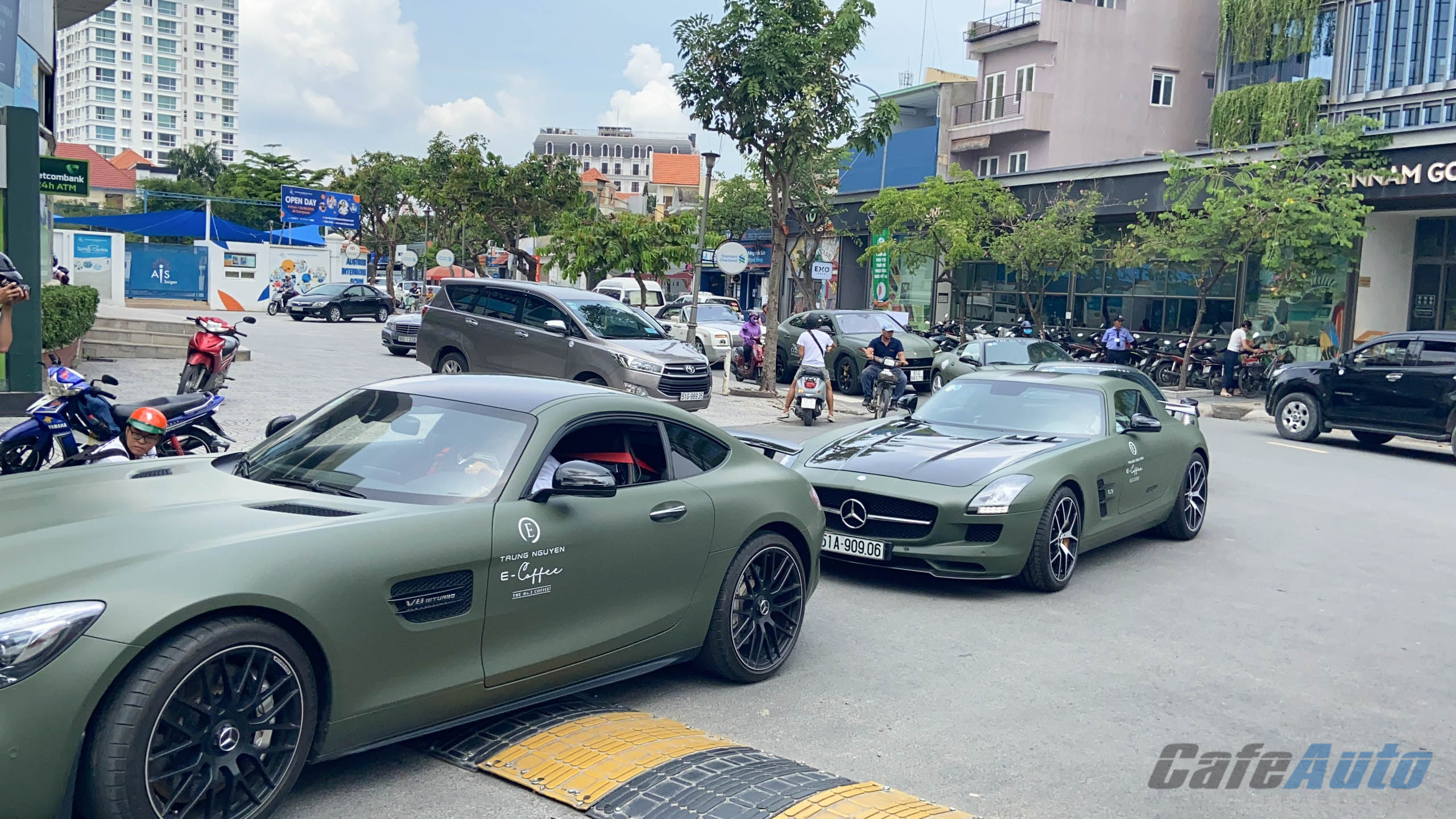 Sài Gòn: Dàn siêu xe trăm tỷ của ông chủ Trung Nguyên diễu hành trên phố
