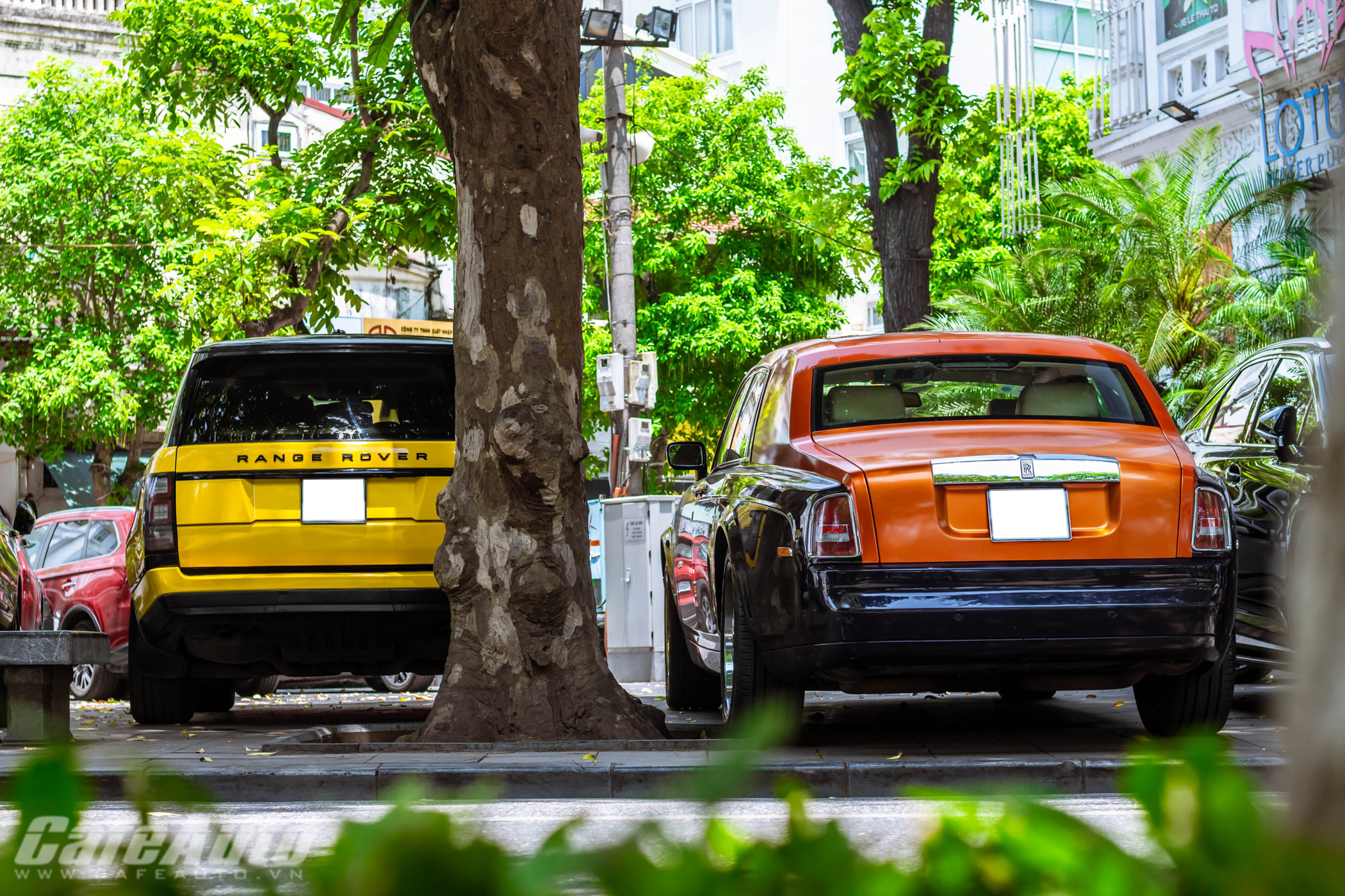 Rolls-Royce Phantom “sánh đôi” cùng Range Rover màu cực dị trên phố Hà Nội