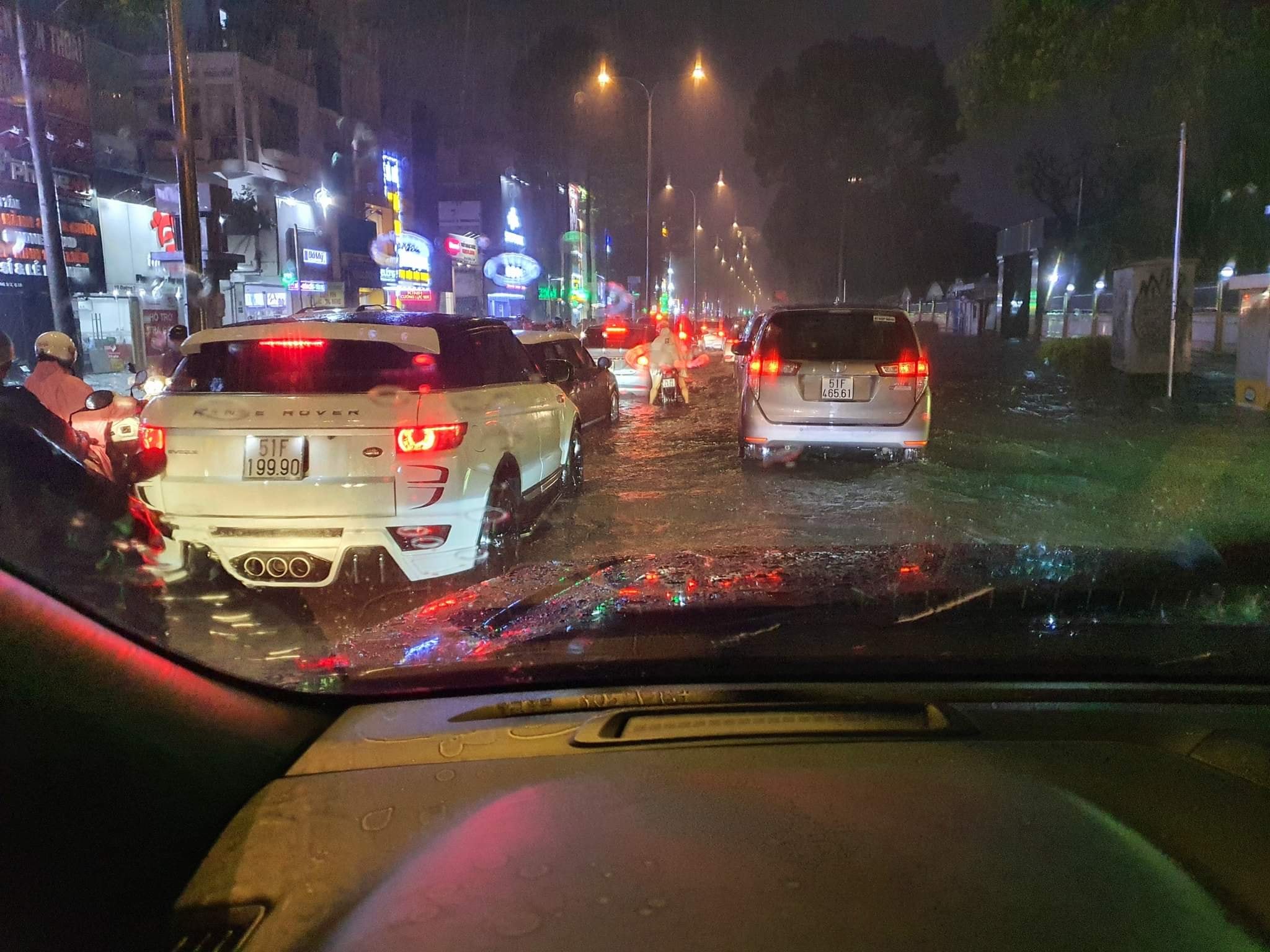 Sài Gòn mùa bão, vượt lụt thành công chưa chắc an toàn