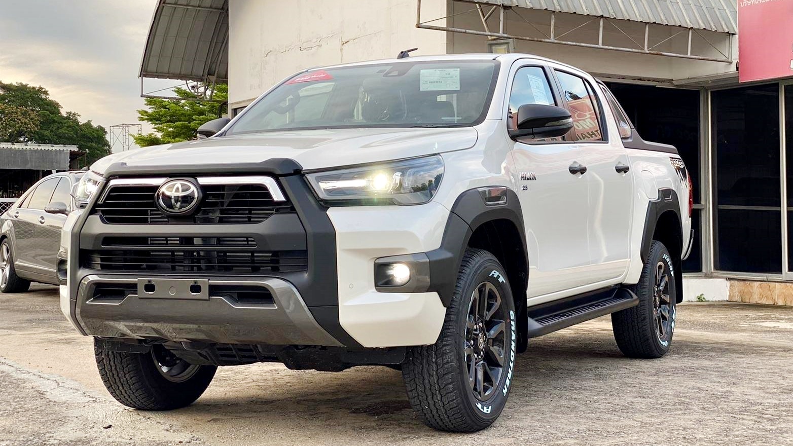 toyota-hilux-gan-ve-viet-nam-lieu-co-kem-lac