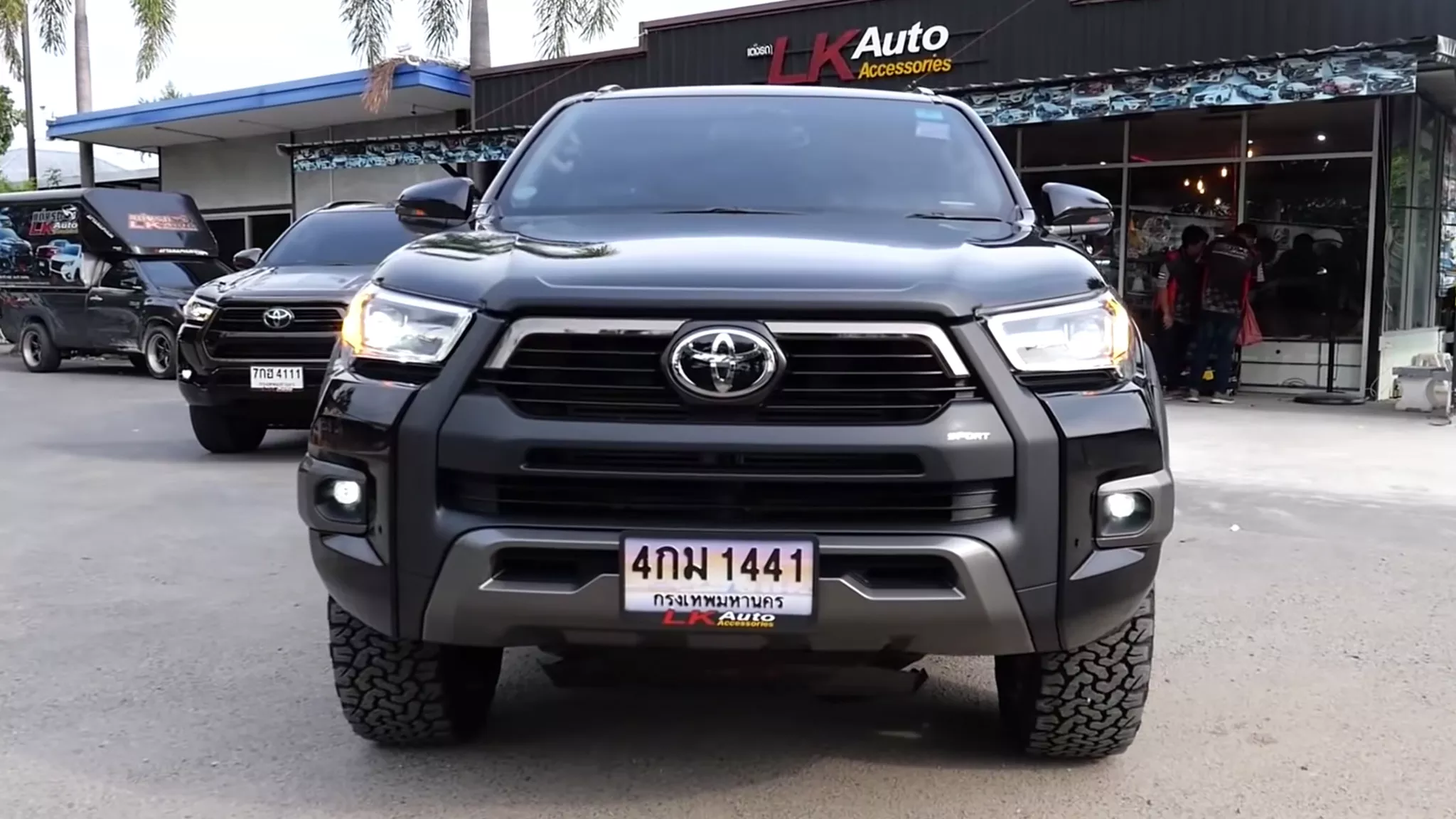 chua-da-voi-ban-facelift-dan-choi-thai-mang-dau-toyota-hilux-2021-len-toyota-fortuner-moi