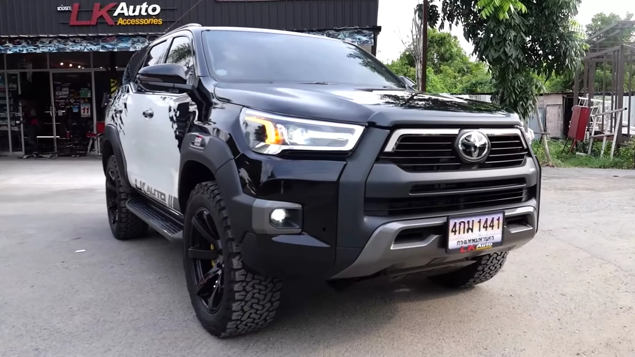 chua-da-voi-ban-facelift-dan-choi-thai-mang-dau-toyota-hilux-2021-len-toyota-fortuner-moi