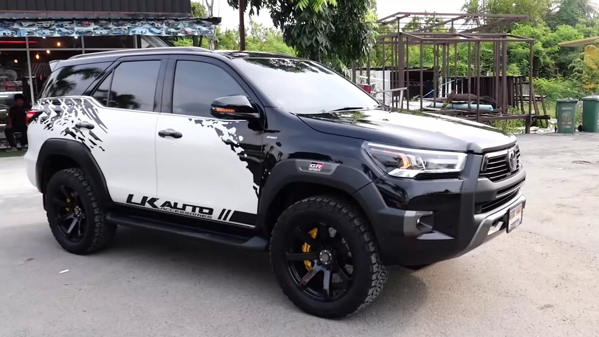 chua-da-voi-ban-facelift-dan-choi-thai-mang-dau-toyota-hilux-2021-len-toyota-fortuner-moi