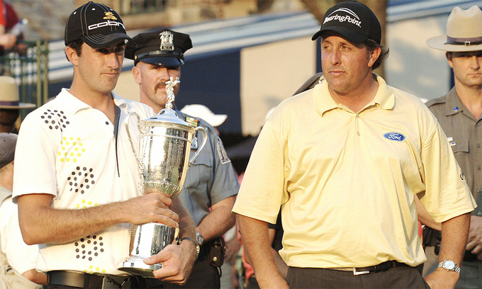 Hình ảnh Mickelson (phải) đầy tiếc nuối khi về nhì ở US Open 2006